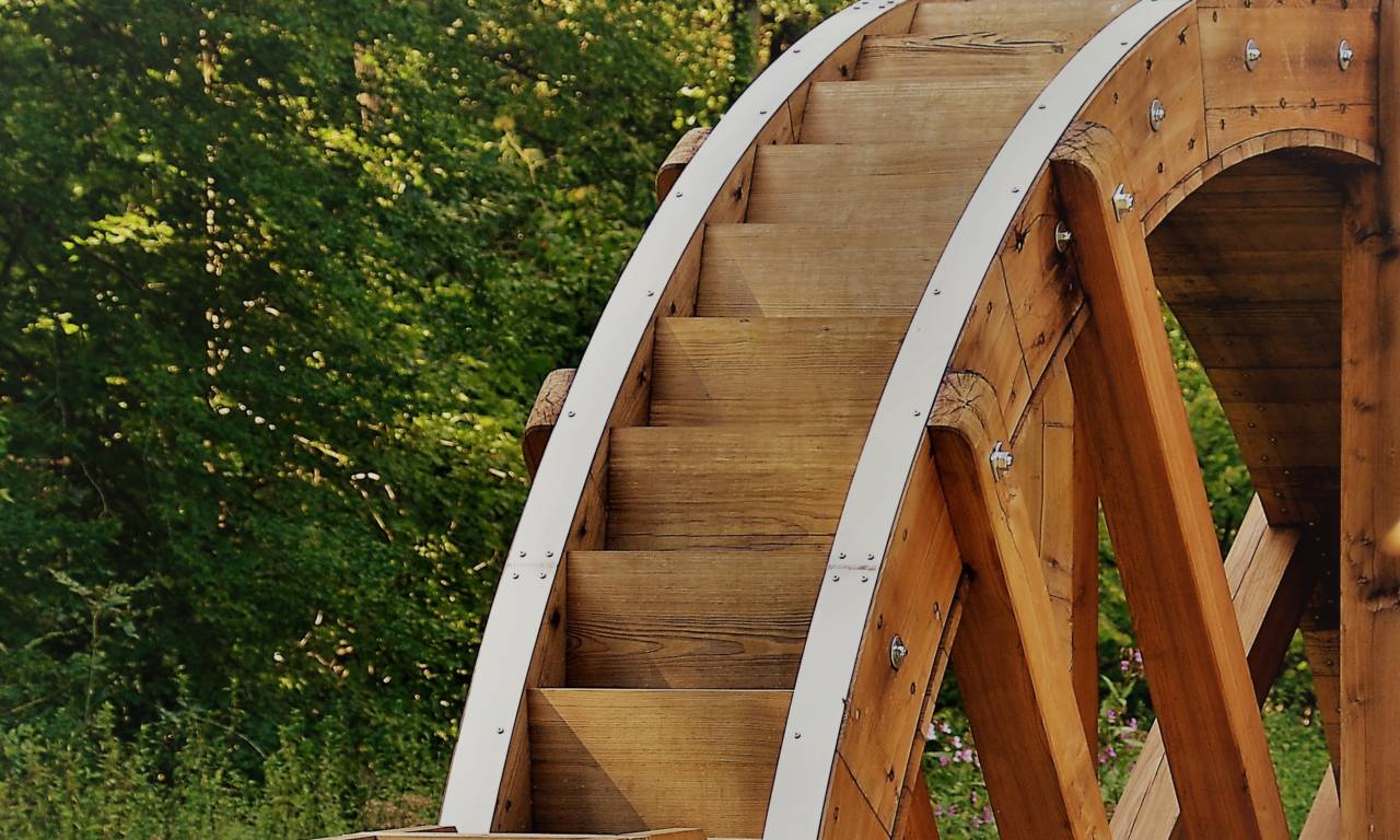 Mittelschlächtiges Wasserrad. Mittelschlächtiges Wasserrad.